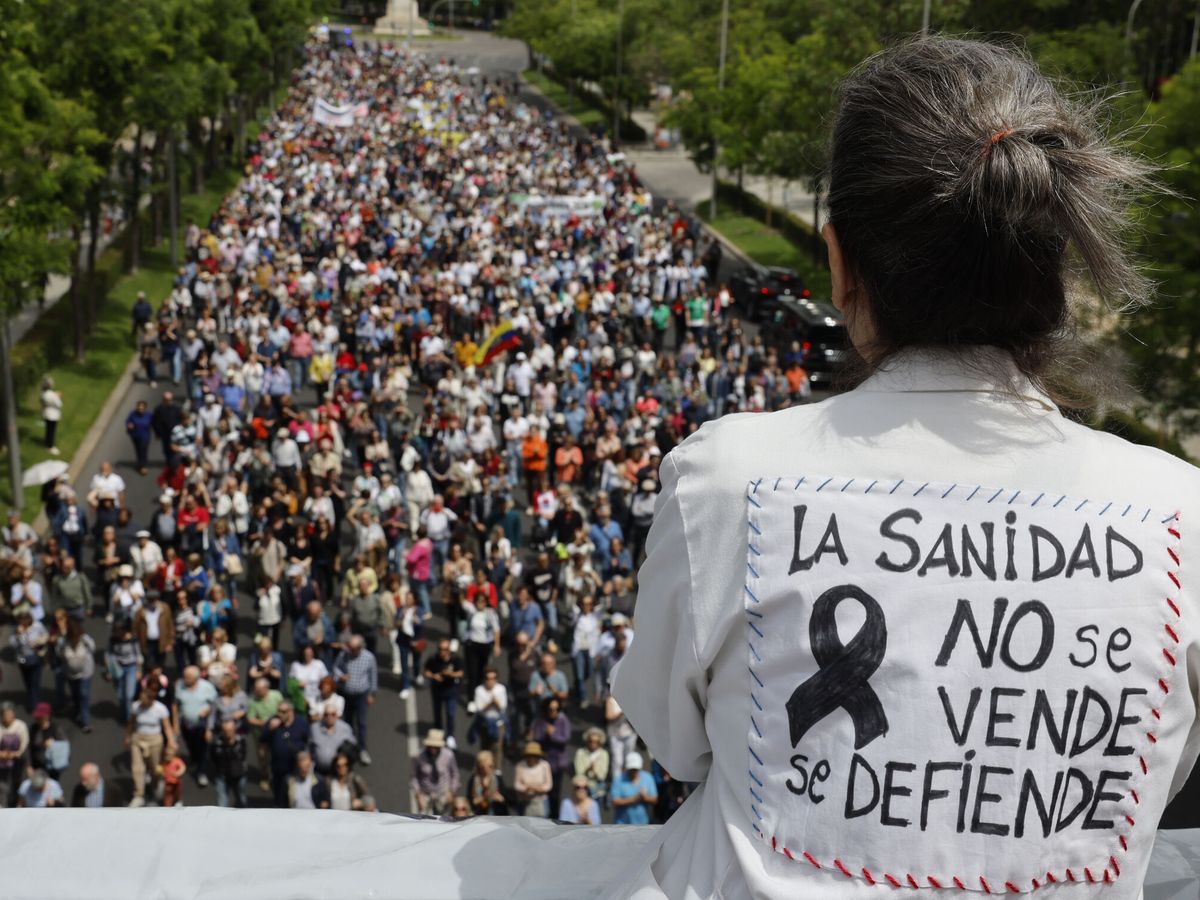 Foto: Un instante de la manifestación por la sanidad pública. (EFE/Sergio Pérez)