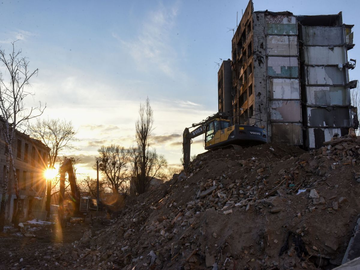Foto: Unas máquinas retiran escombros de edificios destruidos en un bombardeo ruso en la localidad ucraniana de Borobyanka. (EFE/Oleg Petrasyuk)
