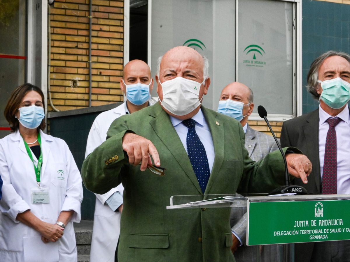 Foto: -El consejero de Salud de la Junta de Andalucía, Jesús Aguirre (c), durante su visita al centro de salud del Zaidín en Granada, en septiembre. (EFE)