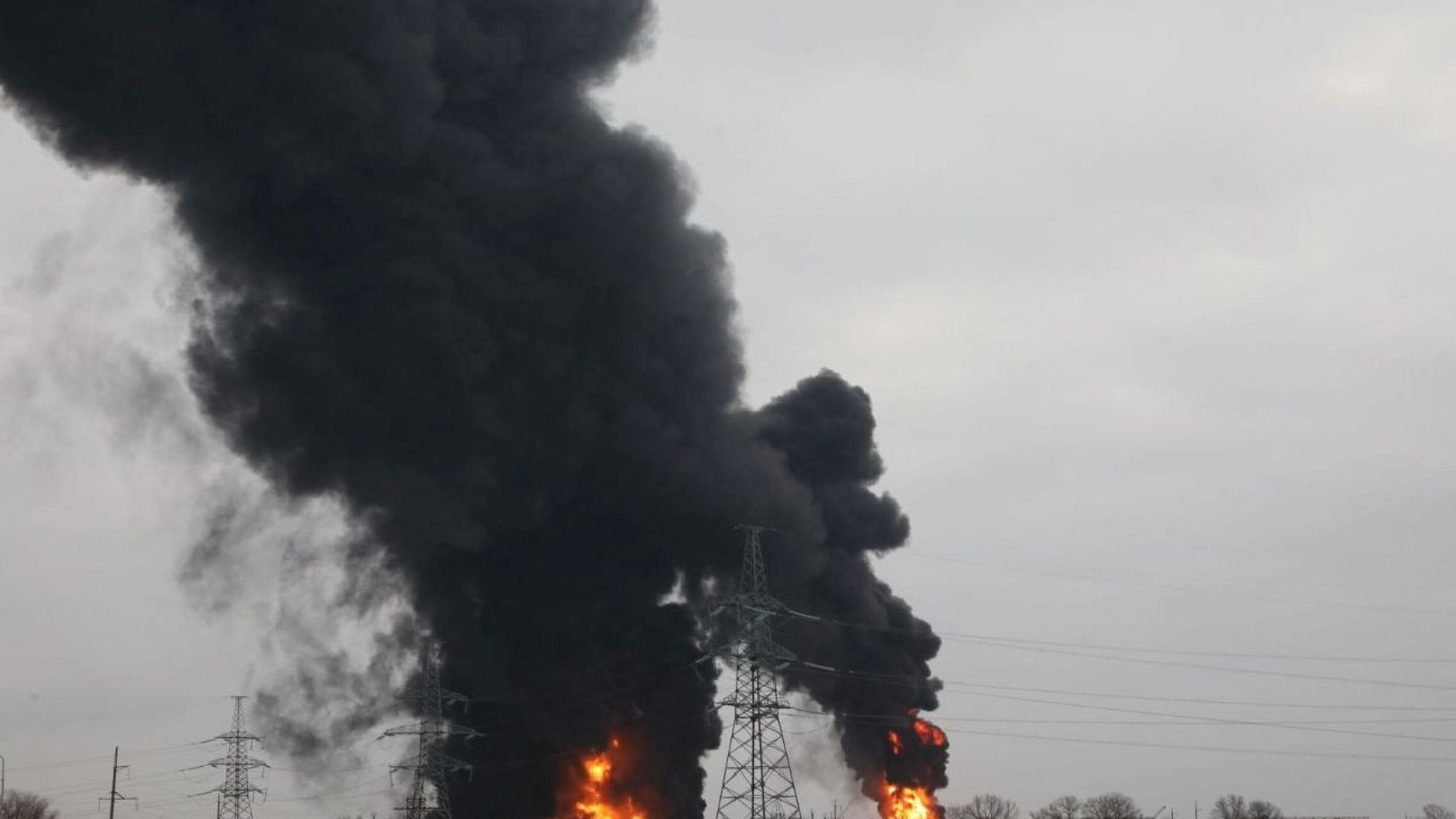 Incendio en un depósito de gasolina en Bélgorod, Rusia, el pasado día 1. (Reuters/ Pavel Kolyadin)