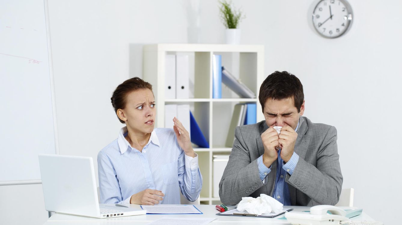 Foto: No te vuelvas loca. Si sigues estos consejos no tendrás que preocuparte cuando la gripe llegue a la oficina. (iStock)