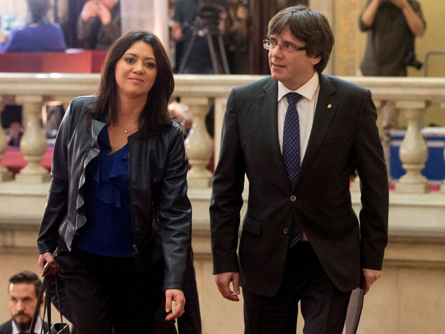 Carles Puigdemont y Marcela Topor, en el Parlament. (EFE)