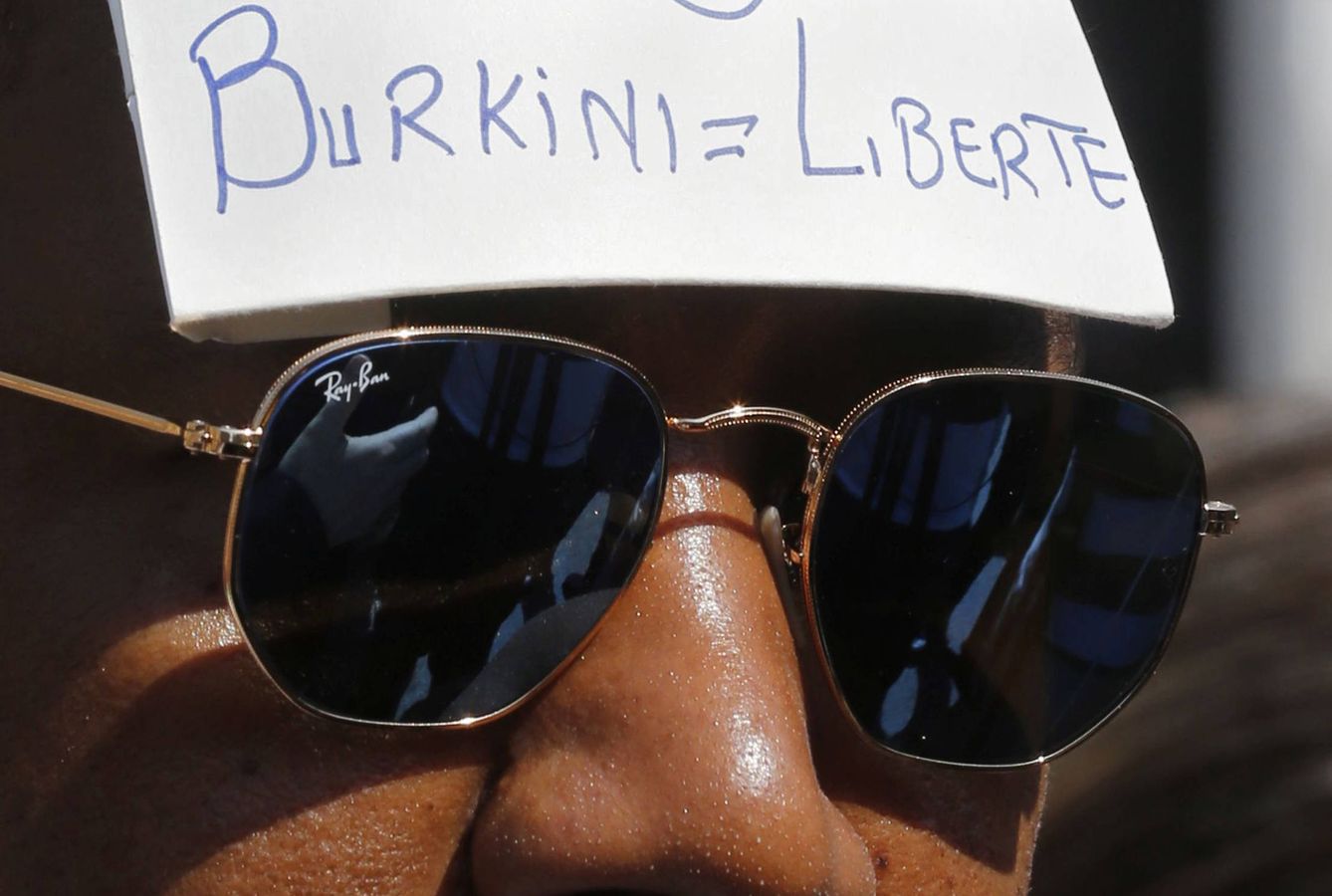 Un hombre participa en una protesta contra el Consejo de Estado de Francia tras la decisión de prohibir el burkini en las playas galas, en agosto de 2016. (Reuters)