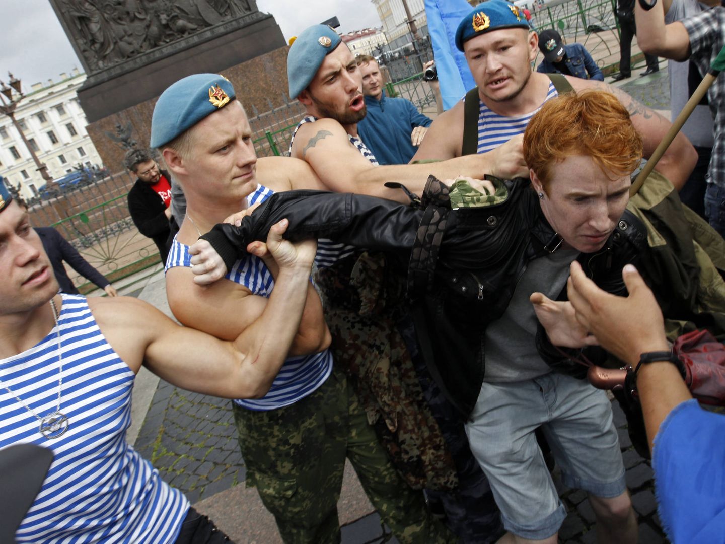 Antiguos paracaidistas rusos detienen al activista de derechos LGTB Kirill Kalugin en San Petersburgo, el 2 de agosto de 2013. (Reuters)
