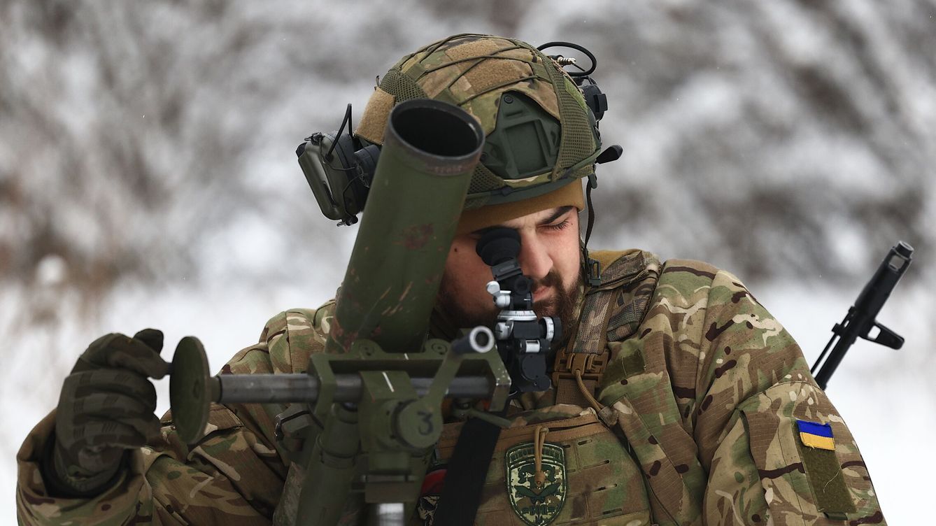 Foto: Un soldado ucraniano maneja un mortero durante un ejercicio militar. (EFE/EPA/Antonio Cotrim) 