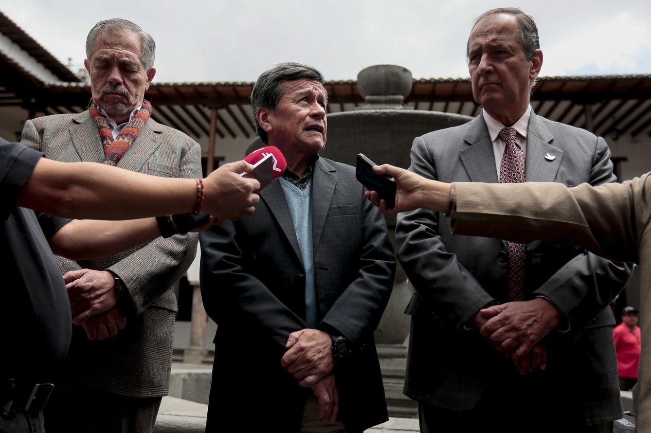 'Pablo Beltrán', secundado por el enviado del Gobierno colombiano Juan Camilo Restrepo (derecha) y el representante de Ecuador Juan Meriguet (izquierda), en Quito, el 3 de marzo de 2017. (EFE)