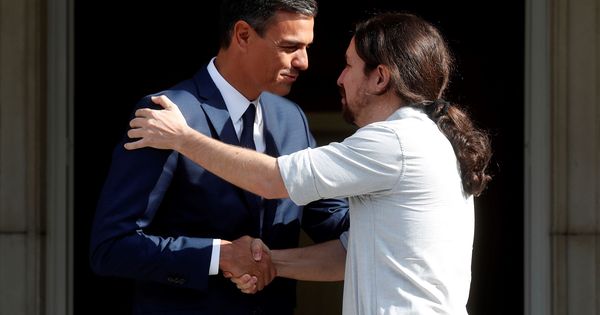 Foto: El presidente del Gobierno, Pedro Sánchez (i), recibe al secretario general de Podemos, Pablo Iglesias (d). (EFE)