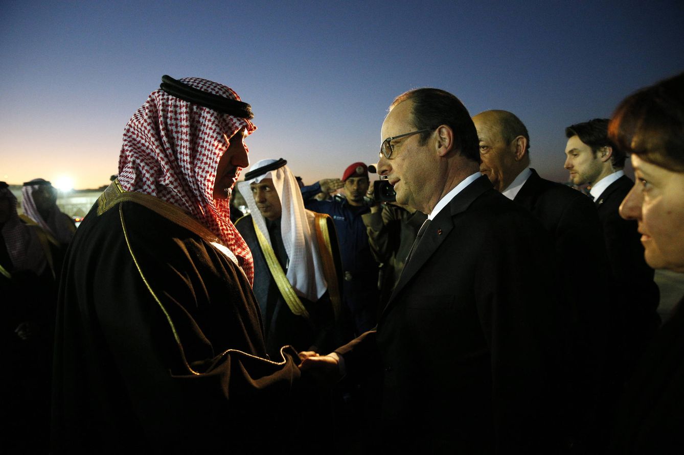 Hollande es recibido por el gobernador de Riyadh durante un viaje oficial a Arabia Saudí. (Reuters)