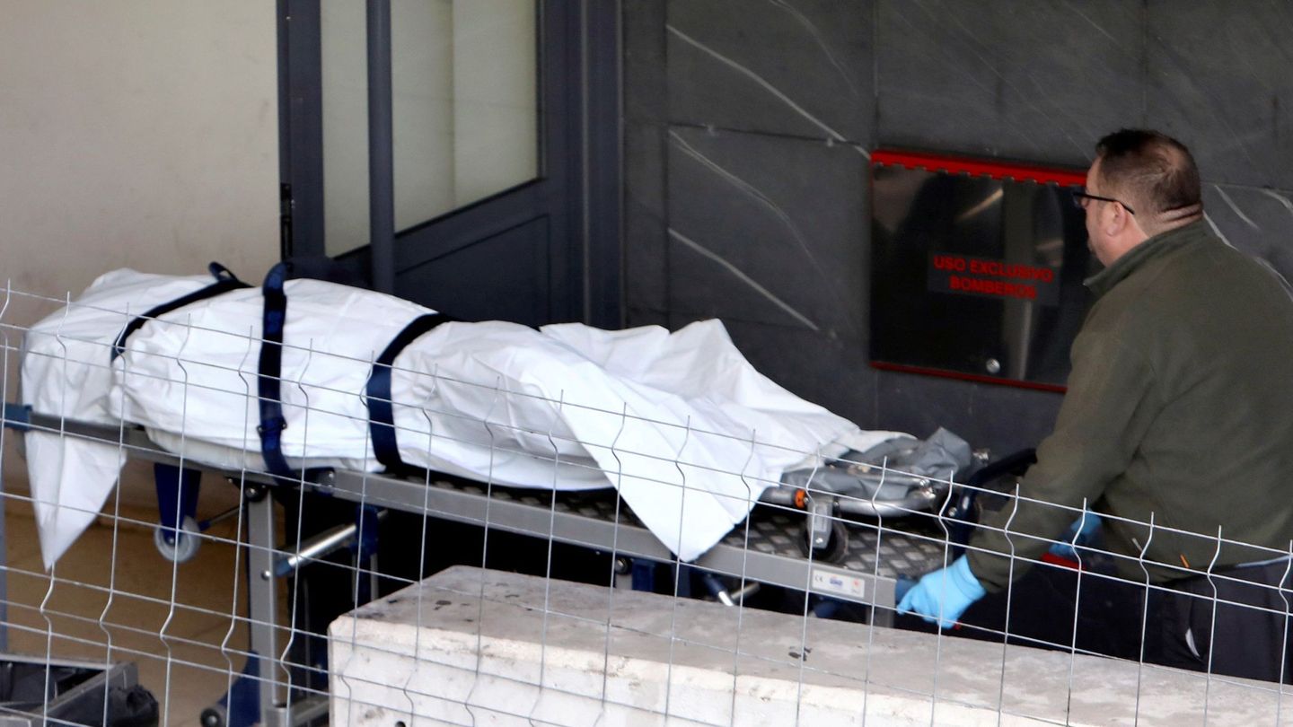 Operarios de la funeraria trasladan al policlínico de Conxo en Santiago de Compostela, el cuerpo de Diana Quer. (EFE)