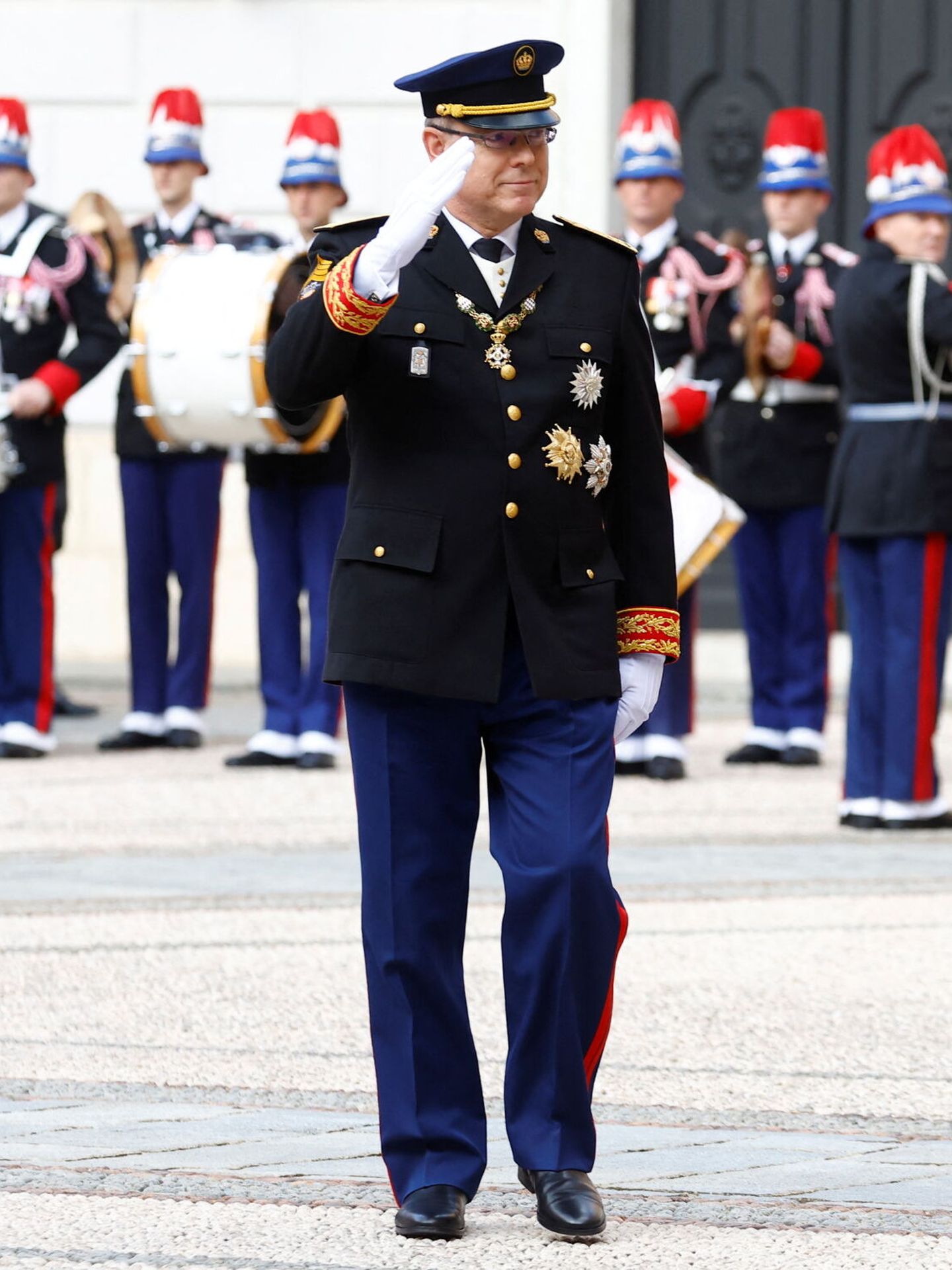 El príncipe Alberto saluda en el Patio de Honor del Palacio Grimaldi. (EFE)