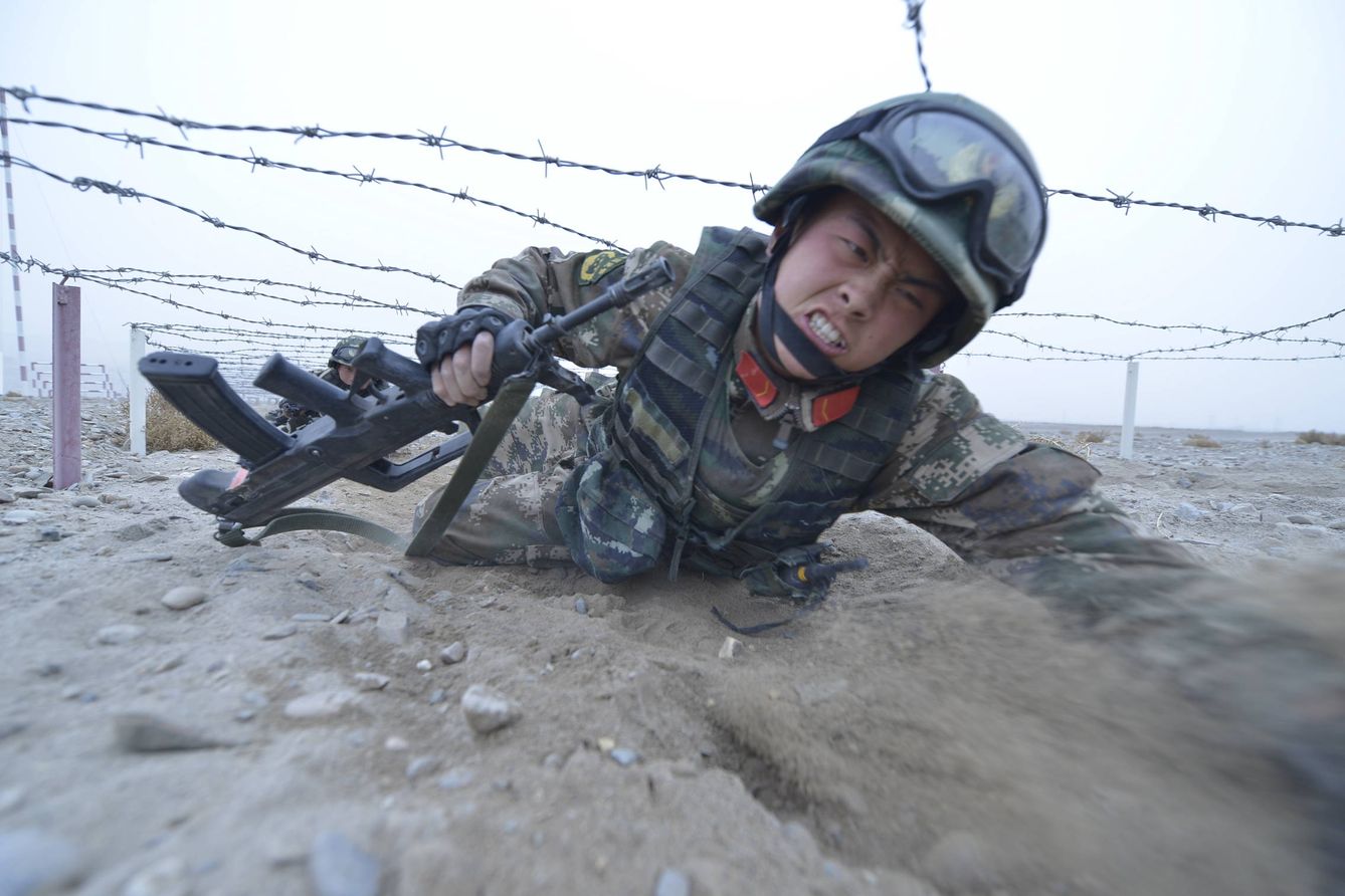 Efectivos de las fuerzas especiales en Xinjiang durante unas maniobras de entrenamiento en Kashgar. (Reuters)