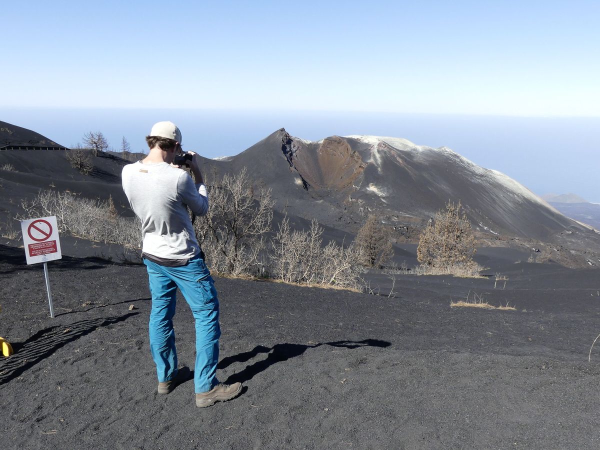 Foto: Un hombre saca una fotografía al volcán de La Palma. (EFE/Miguel Calero)