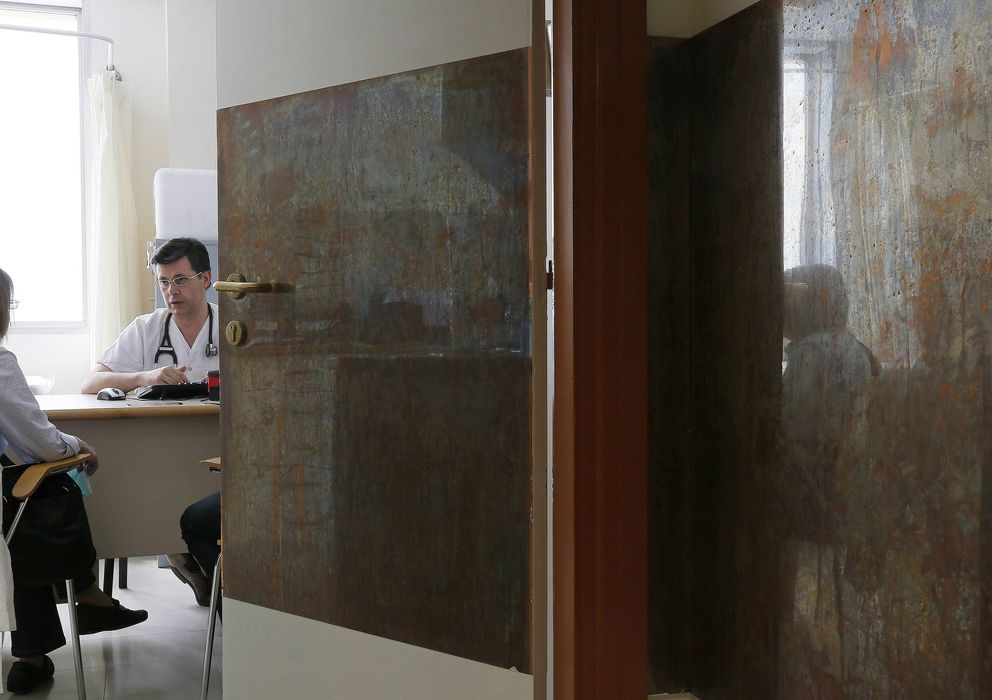 Foto: En Cataluña, uno de cada cinco pacientes debe esperar más de una semana para ser visto por su médico. (Efe/Susanna Sáez)