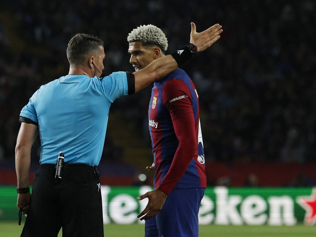 Foto: El uruguayo se encara con el árbitro tras ser expulsado. (Reuters/Albert Gea)