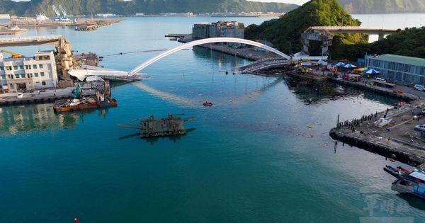 Foto: El puente de Nanfang'ao, de 140 metros de longitud, tras desplomarse sobre el puerto pesquero (EFE/EPA/TAIWAN MILITARY NEWS AGENCY)