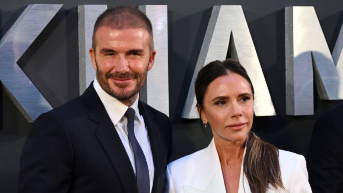 Del traje nupcial de Victoria Beckham a lo gótico de Nicola Peltz: los looks de la familia Beckham en el estreno de su documental