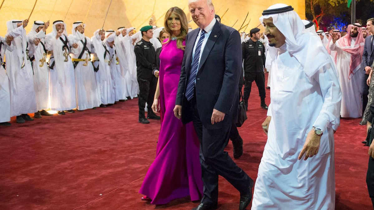 Melania Trump deja en cueros a su marido con su (insípido) look en Arabia Saudí