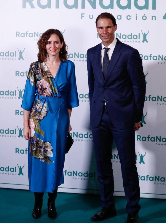 Isabel Díaz Ayuso (vestida de Zara) y Rafa Nadal posan ante la prensa. (Gtres)
