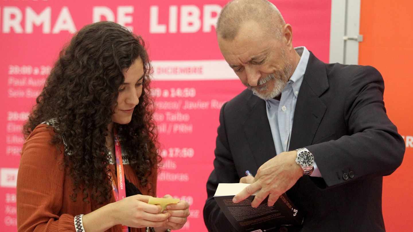 Arturo Pérez-Reverte firma una de sus obras en la Feria Internacional del Libro | EFE 