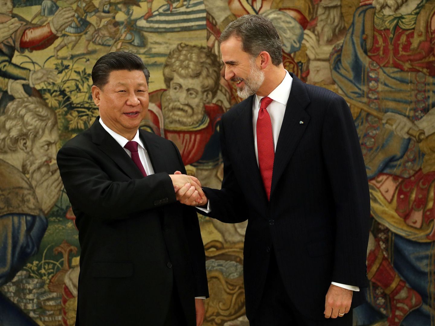 El rey Felipe VI y el presidente chino, Xi Jinping, se saludan en el palacio de la Zarzuela, este 27 de noviembre. (Reuters)