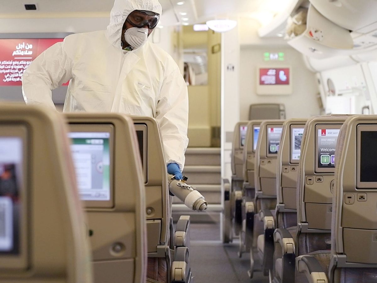 Foto: Un equipo de limpieza desinfecta un avión en Dubái. (Reuters)