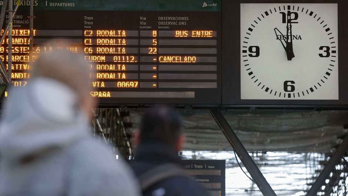 Renfe cancela Cercanías en Valencia y trenes con Cataluña por la alerta roja de la AEMET: estas son las líneas afectadas