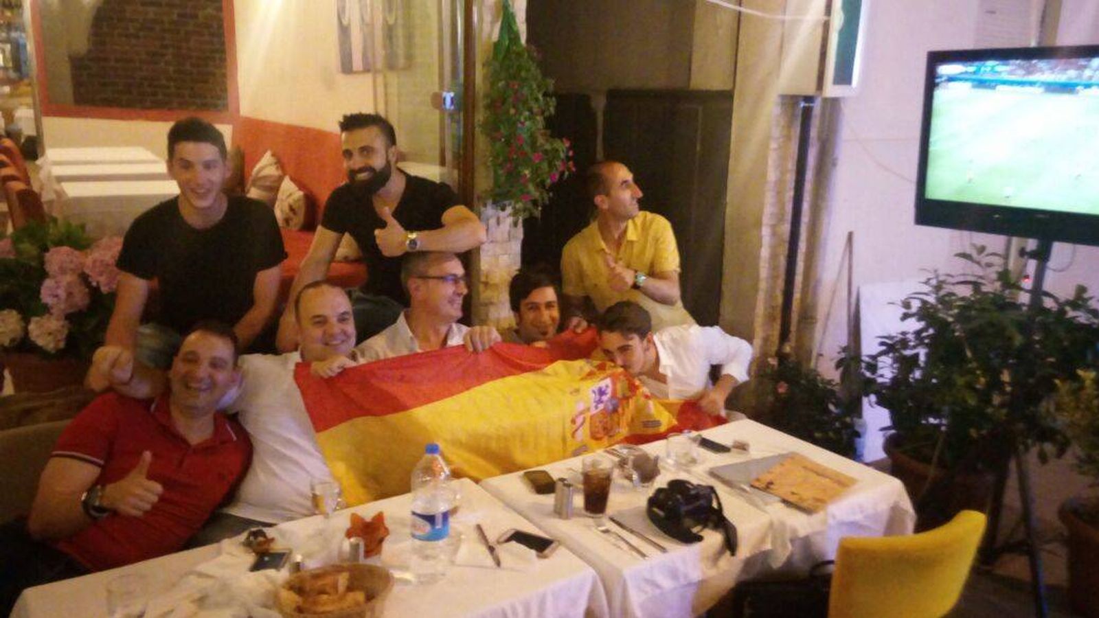 Foto: Aficionados españoles viendo el España-Turquía en Estambul