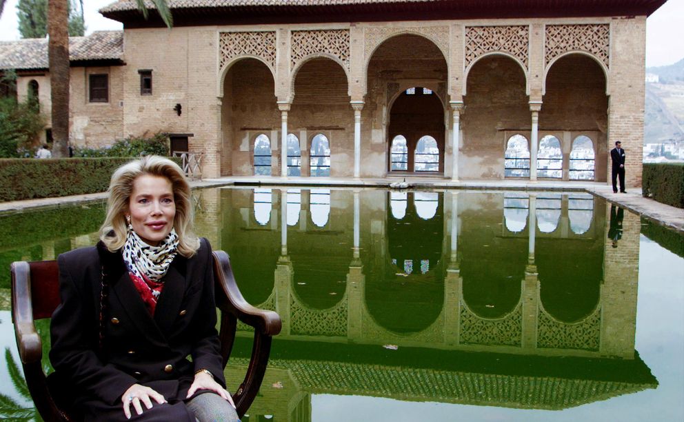 La exmujer de Aga Khan junto a la Alhambra de Granada (Reuters)