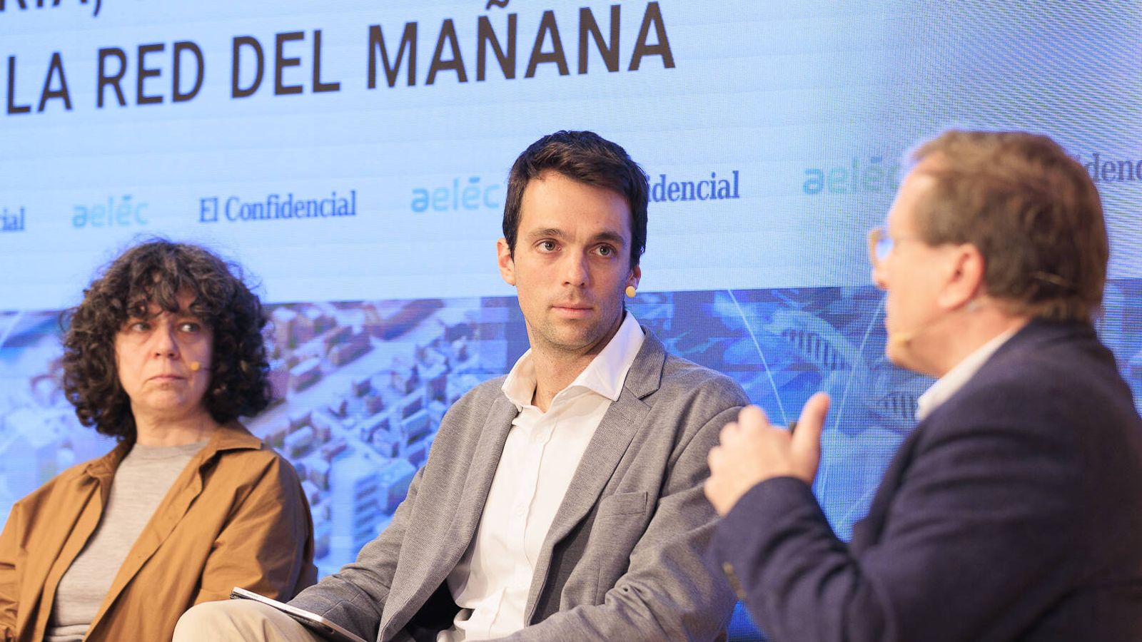 Carol Blázquez, 'head of' Innovation & Sustainability de Ecoalf y Álvaro Sánchez, 'head of' Sales de Siemens Grid Software, Iberia, junto a Carlos Sánchez, moderador del evento.