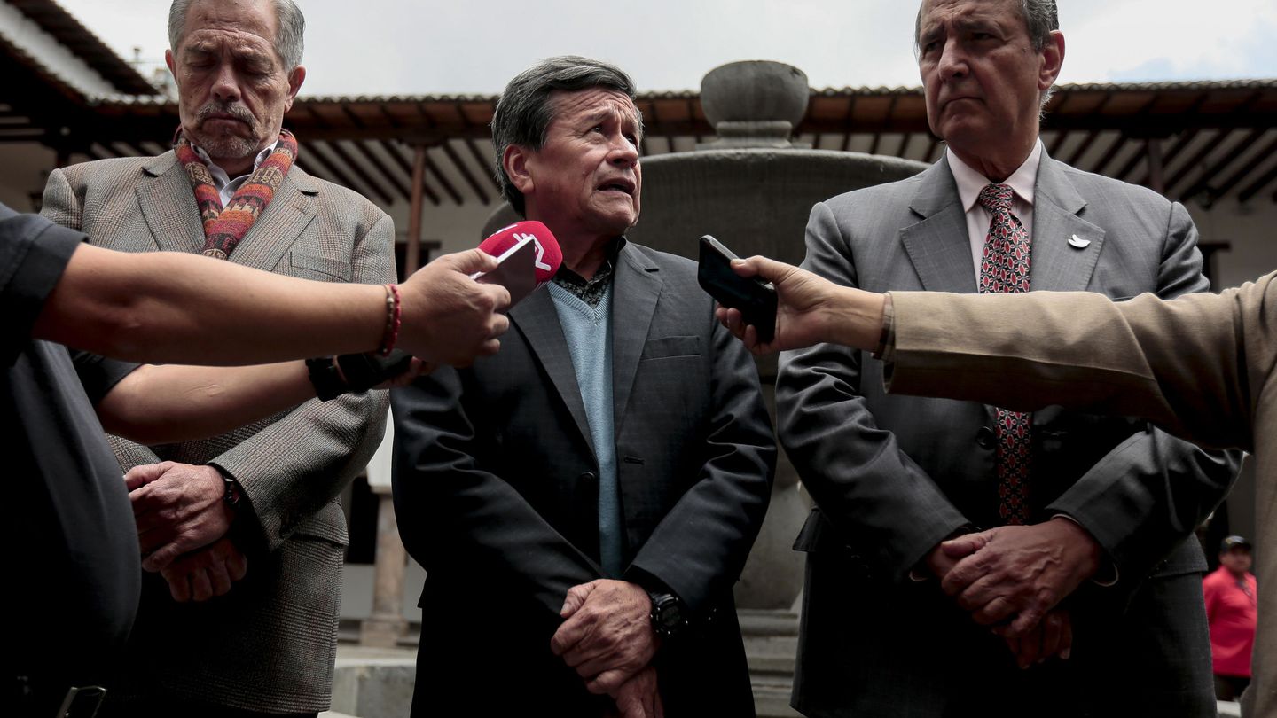 'Pablo Beltrán', secundado por el enviado del Gobierno colombiano Juan Camilo Restrepo (derecha) y el representante de Ecuador Juan Meriguet (izquierda), en Quito, el 3 de marzo de 2017. (EFE)
