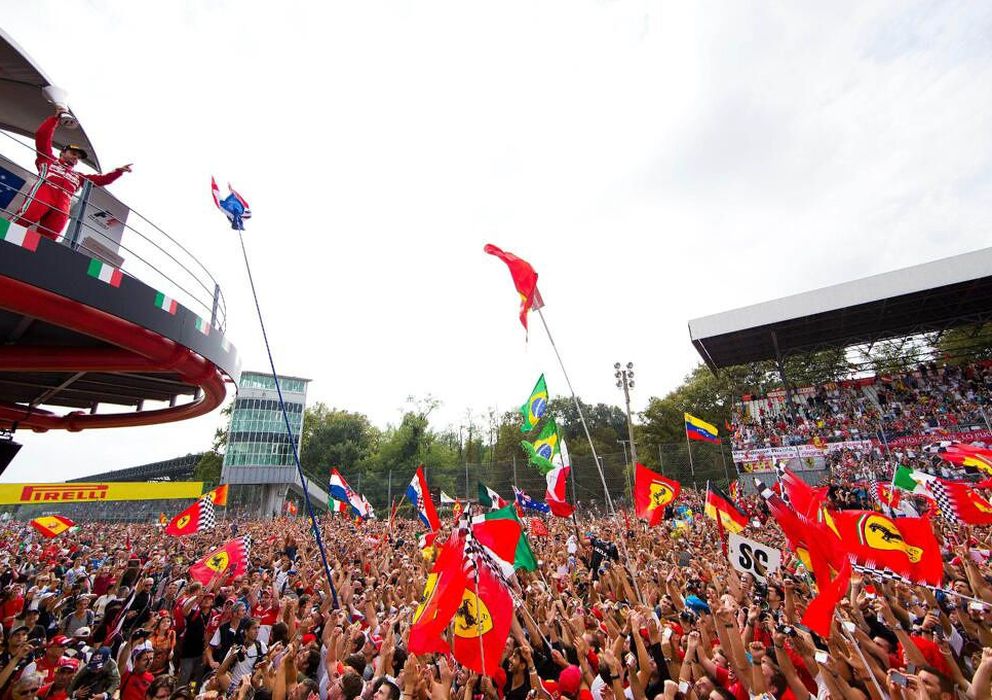 Foto: Fernando Alonso saludando a todos los 'tifosi' concentrados bajo el podio de Monza.
