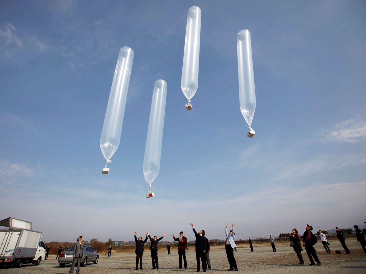 Foto: Activistas envían los balones de helio a Corea del Norte, en una imagen de archivo. (Reuters)