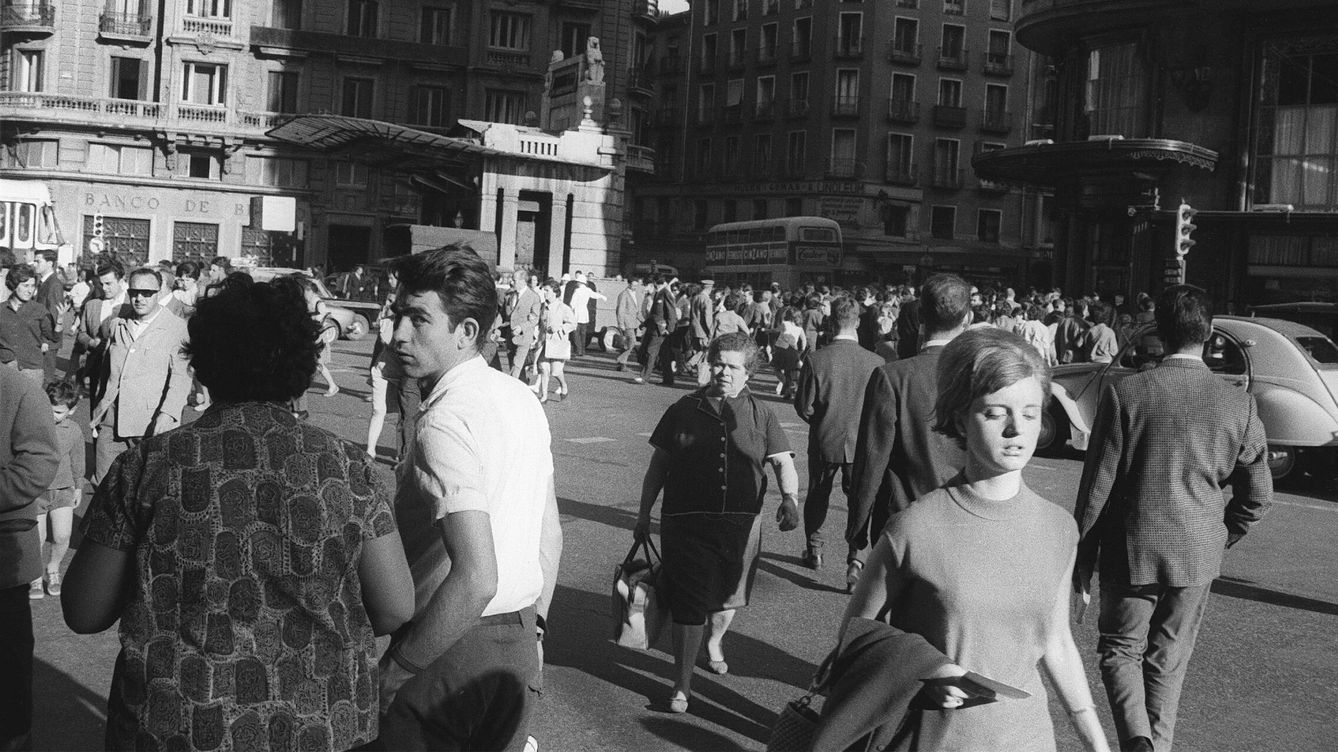 Foto: La Gran Vía de Madrid en los años sesenta. (Getty Images/Gianni Ferrari)