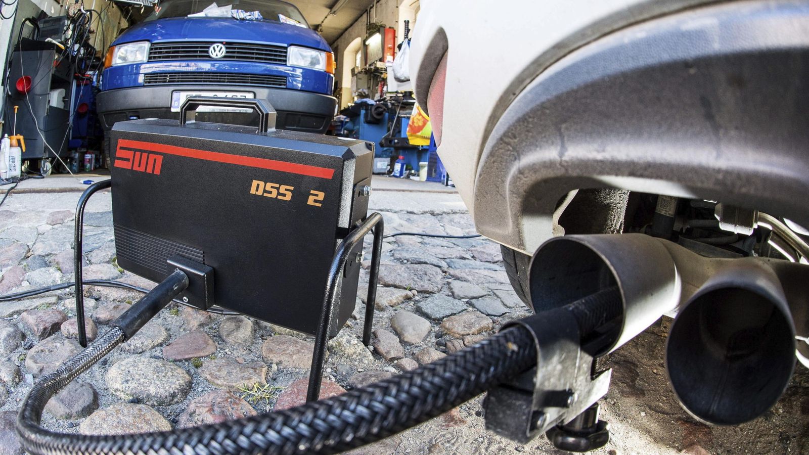Foto: Un dispositivo mide los niveles de emisiones del motor diésel de un Volkswagen Golf 2.0 TDI en un taller. (EFE)