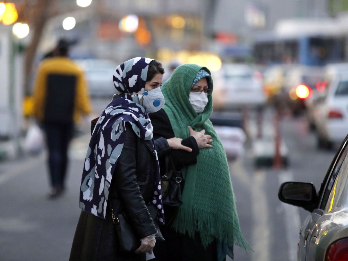Foto: Dos mujeres iraníes caminan con máscaras en Teherán. (EFE)