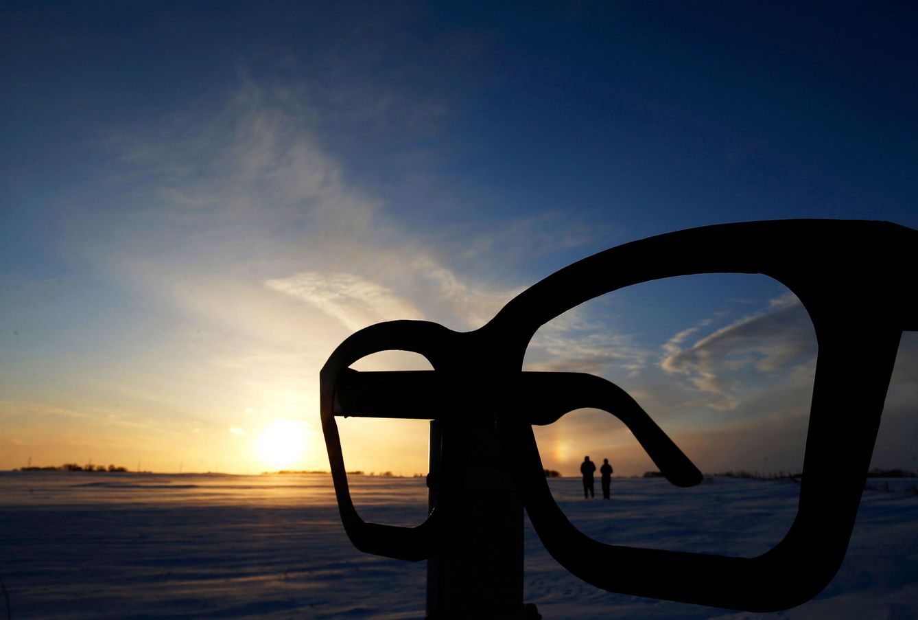 Las icónicas gafas de Holly, un tributo al músico en el lugar del accidente en Clear Lake, Iowa (Reuters)