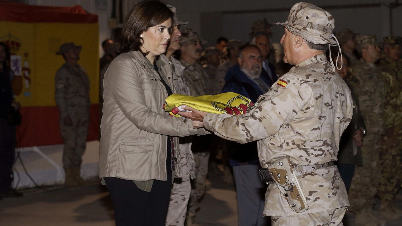 Foto: La vicepresidenta del Gobierno español, Soraya Sáenz de Santamaría (i), recibe la bandera de manos del jefe del contingente español, coronel Francisco José García Parra. (EFE)