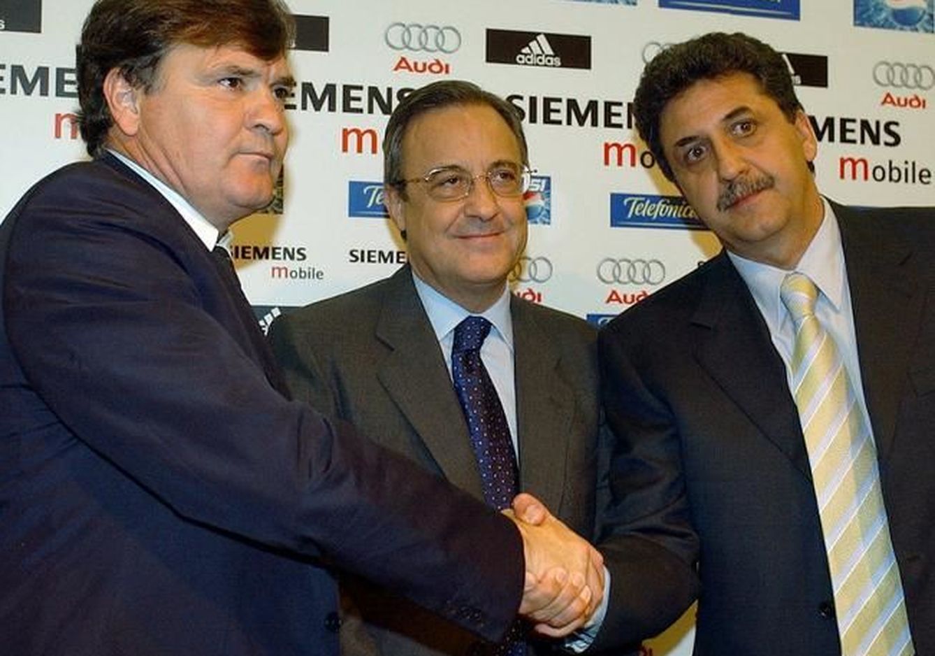 Camacho y García Remón se saludan en presencia de Florentino (AP).