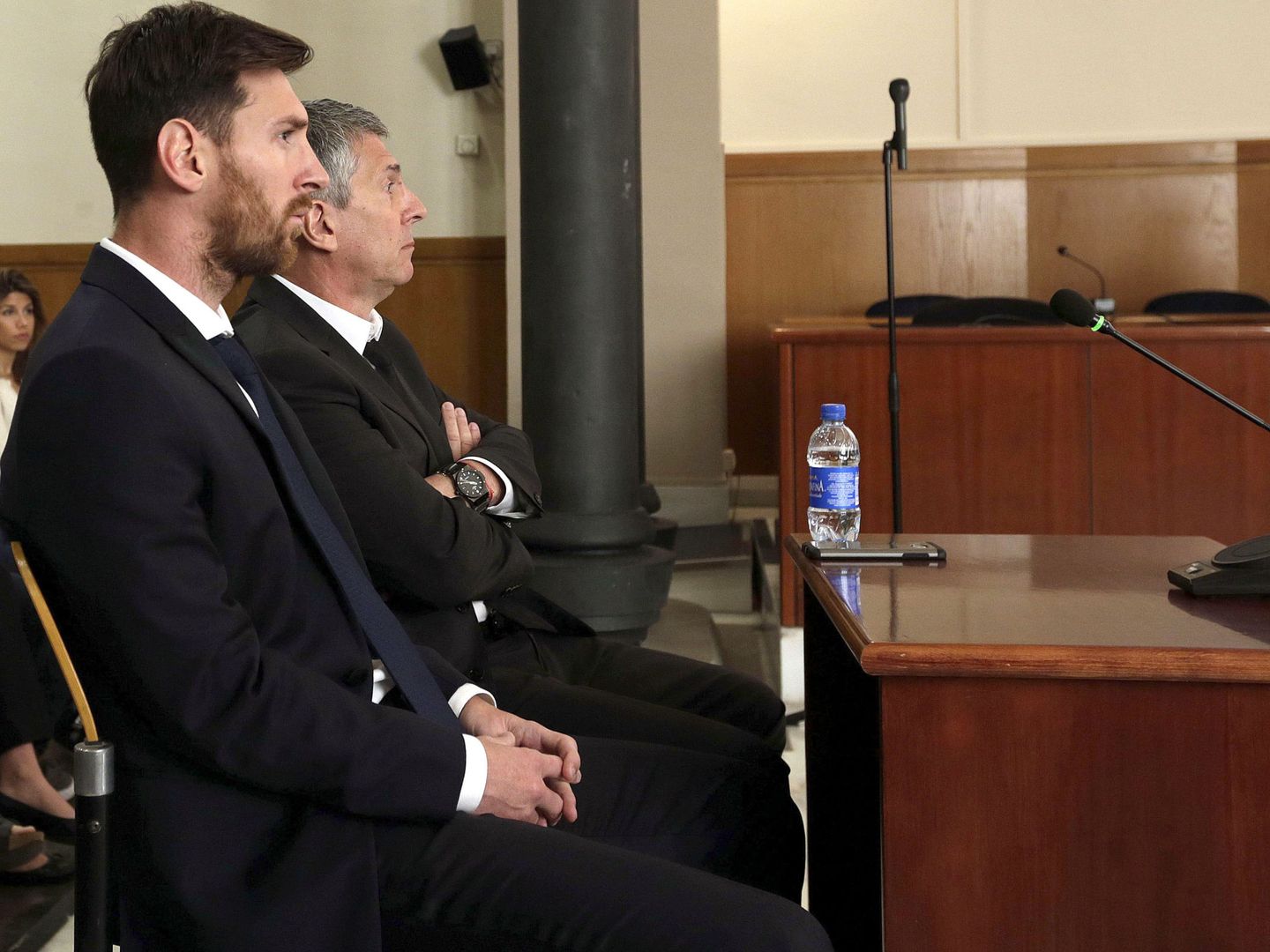 Lionel Messi y su padre, Jorge Horacio, en la sala de la Audiencia de Barcelona. (EFE)