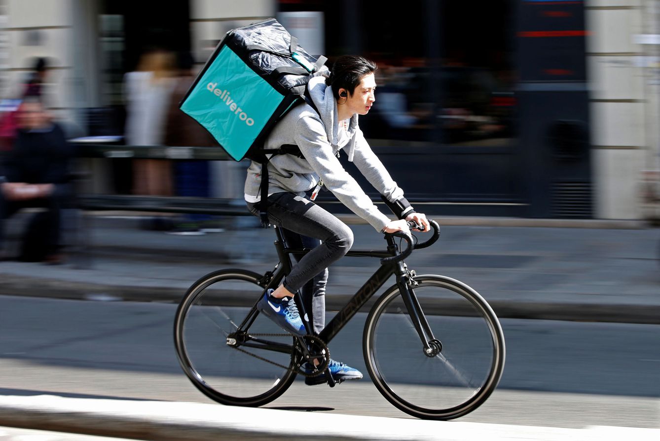 Los 'riders' de Deliveroo también son autónomos económicamente dependientes. (Reuters)