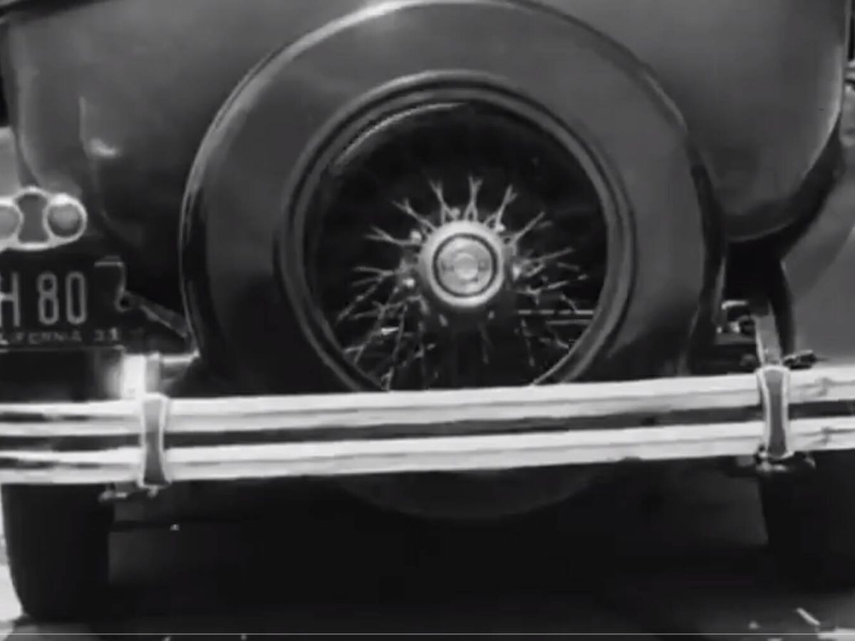 Foto: ¿Para qué sirve la quinta rueda de los coches antiguos? Este es el curioso vídeo que explica su función.(Twitter)