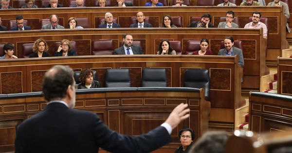 Foto: El presidente del Gobierno, Mariano Rajoy, en el Congreso, se enfrenta a la oposición. (EFE)