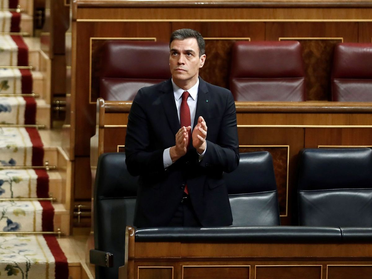 Foto: El presidente del Gobierno, Pedro Sánchez, aplaude durante el último pleno celebrado en el Congreso de los Diputados. (EFE)
