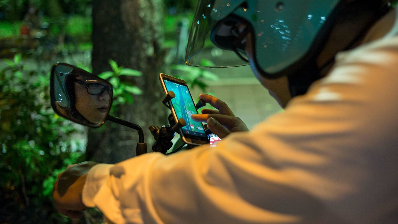 Un motorista abre 'Pokémon Go' en su móvil. (Getty Images)