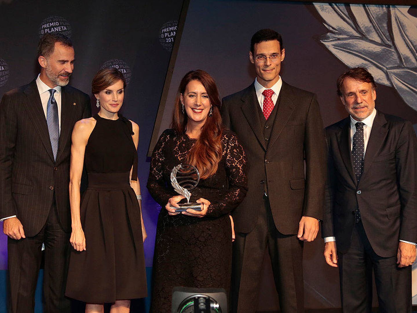 Dolores Redondo y Marcos Chicot con los reyes y José Crehueras, en los Premios Planeta de 2016 (EFE) 