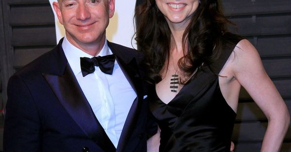 Foto: Jeff Bezos y su esposa Mackenzie. (EFE)