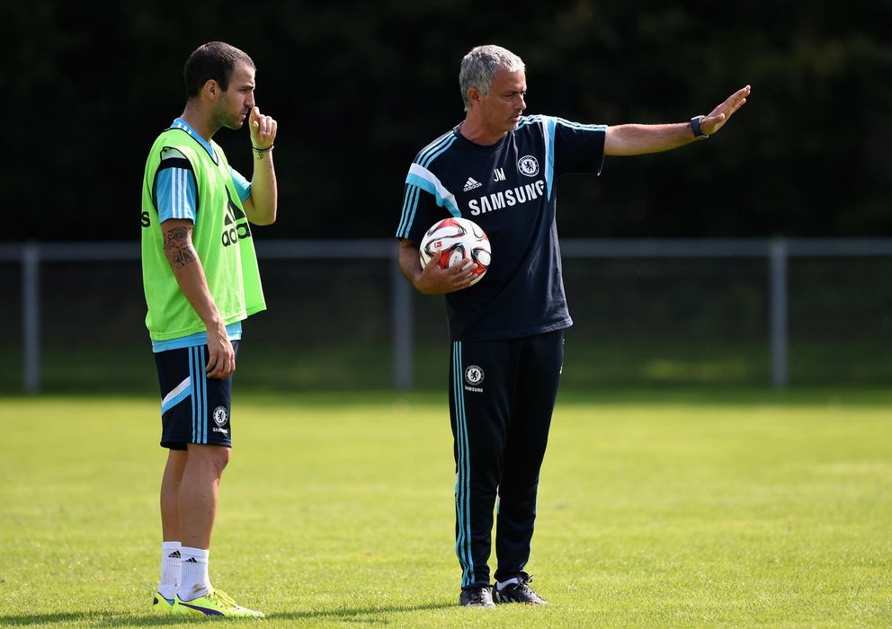 Foto: Mourinho da indicaciones a Cesc durante un entrenamiento con el Chelsea.
