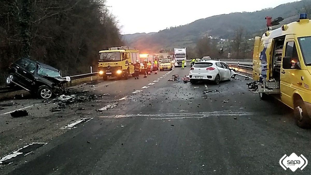 Una brutal colisión de un kamikaze a la fuga con otro coche deja dos muertos en Asturias
