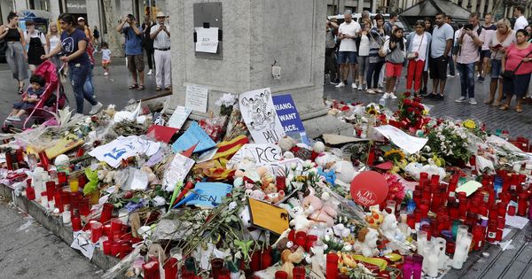 Foto: Memorial a las víctimas del atentado terrorista, en el comienzo de Las Ramblas de Barcelona. (EFE)