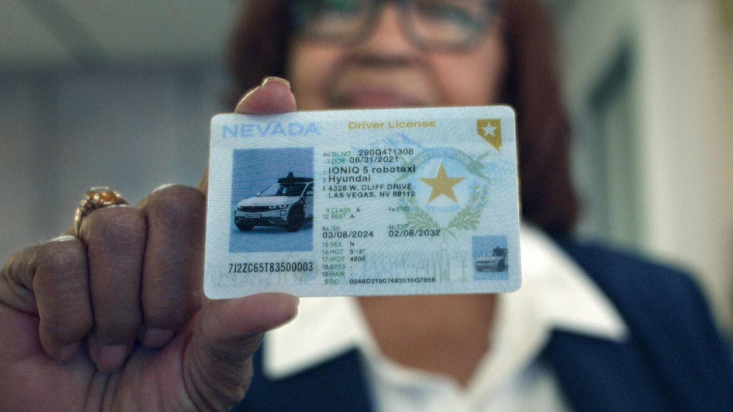 Una examinadora de Nevada muestra la licencia de conducción obtenida por el coche robótico de Hyundai.
